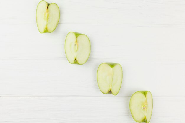 Diagonal de rodajas de manzanas sobre fondo blanco