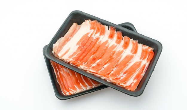 Diapositiva de carne de cerdo cruda sobre fondo blanco.