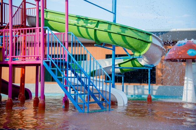 Diapositivas de plástico coloridas en parque acuático en la luz del sol