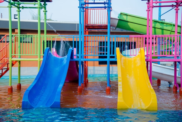 Diapositivas de plástico coloridas en parque acuático en la luz del sol