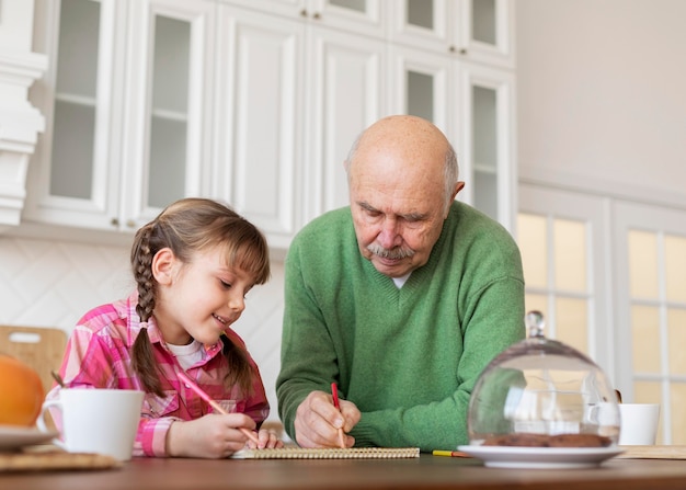 Foto gratuita dibujo de abuelo y niña de tiro medio