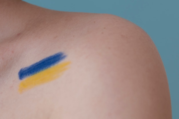 Dibujo de bandera ucraniana de alto ángulo en el hombro