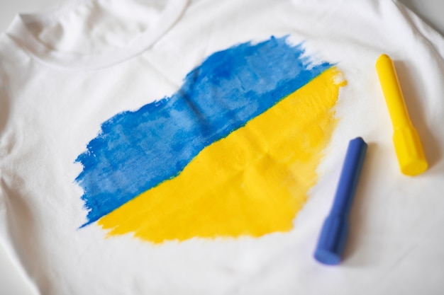 Dibujo de la bandera ucraniana en una camiseta