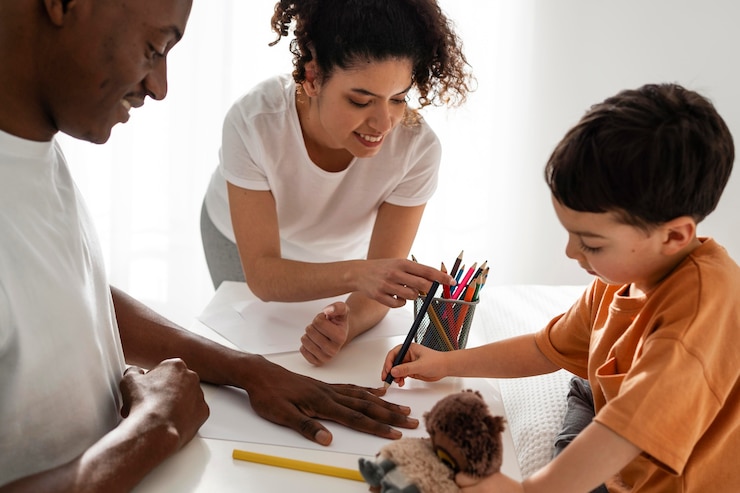 Foto gratuito dibujo y coloración de familia negra feliz