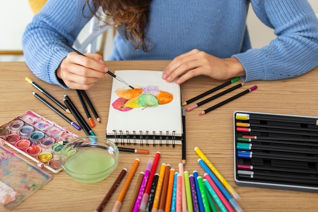 Foto gratuita dibujo de mujer en casa