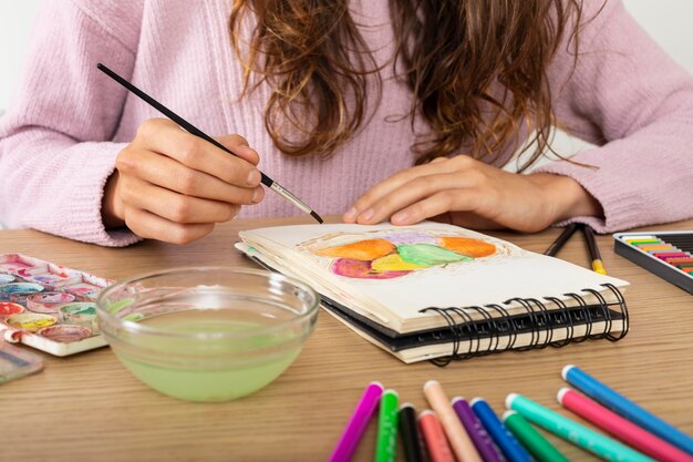 Dibujo de mujer en casa