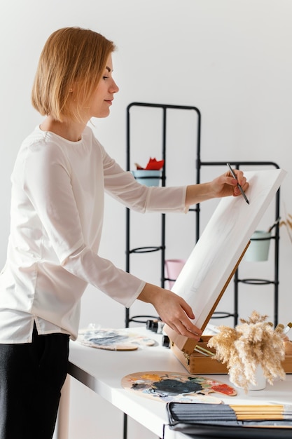 Foto gratuita dibujo de mujer joven sobre un lienzo