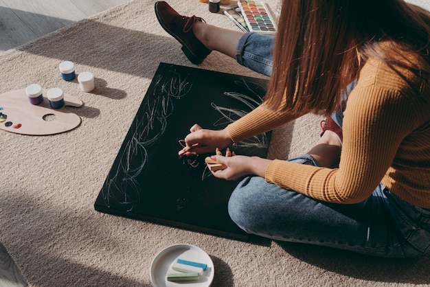 Foto gratuita dibujo de mujer de primer plano con tiza