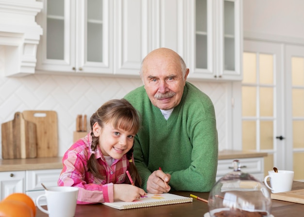 Foto gratuita dibujo de niña y abuelo de tiro medio