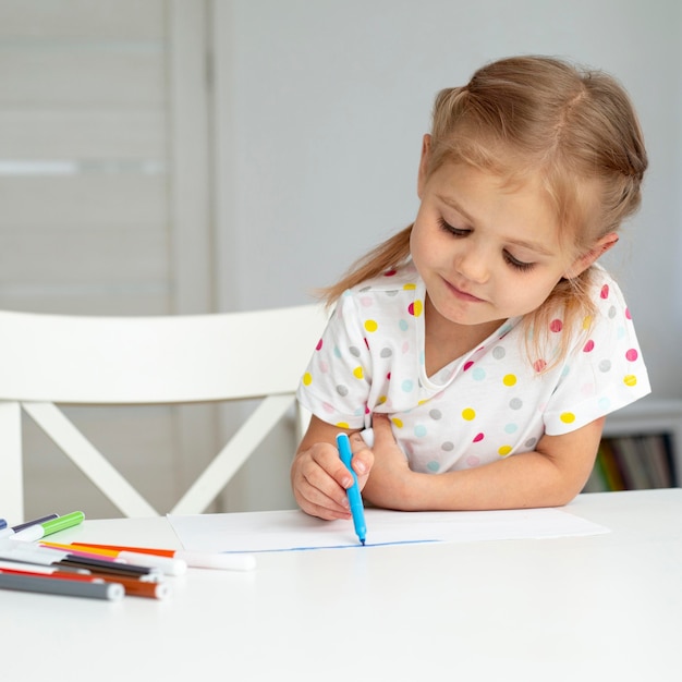 Dibujo de niña de alto ángulo en casa