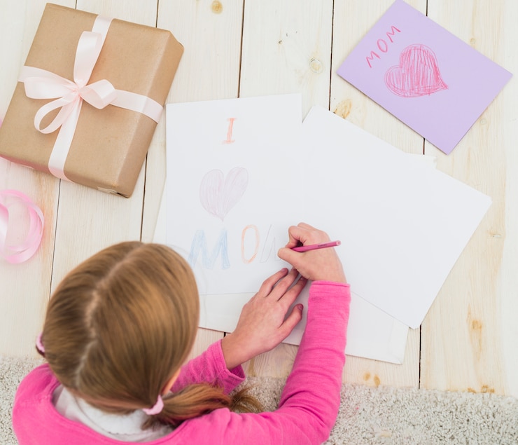 Foto gratuito dibujo de niña amo a mamá en hoja de papel