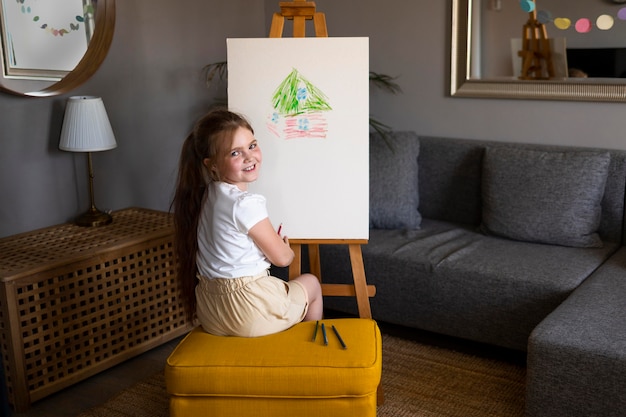 Dibujo de niña con caballete