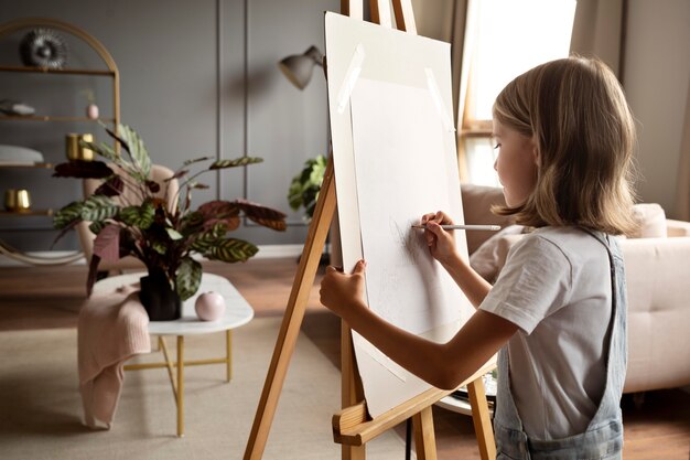 Dibujo de niña con lápiz de tiro medio