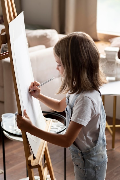 Dibujo de niña linda de tiro medio en casa