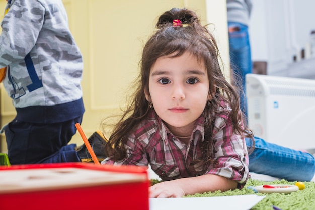 Foto gratuita dibujo de niña rizada