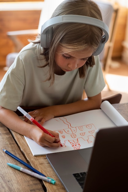 Dibujo de niño de tiro medio en casa