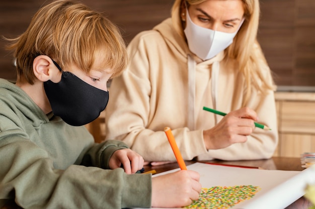 Dibujo de niños y adultos de primer plano