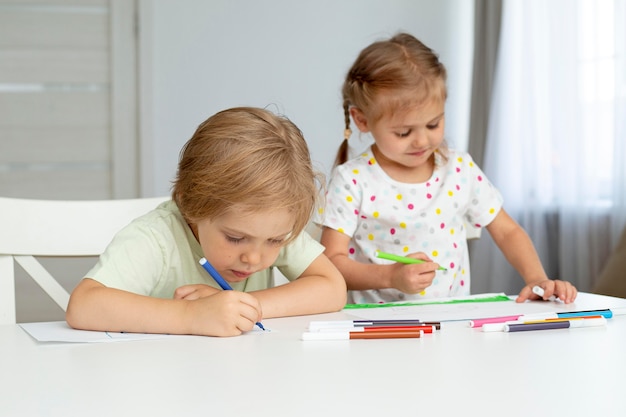 Dibujo de niños lindos de alto ángulo