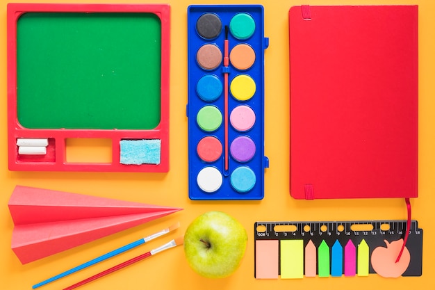 Dibujo de papelería organizada en mesa