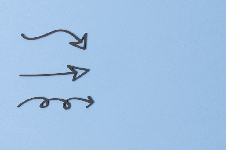 Foto gratuito dibujos de flecha de marcador sobre fondo azul
