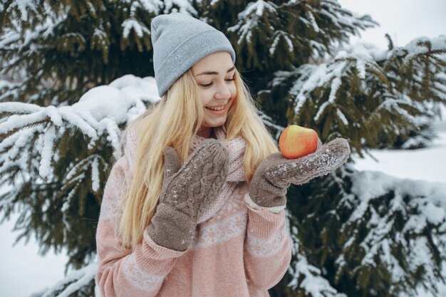 diciembre parque joven rubia sonriente