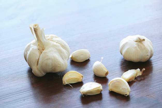 Dientes de ajo aislados en la mesa de madera