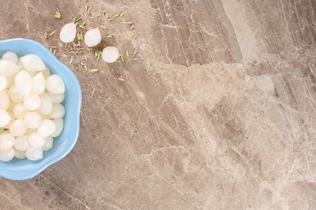 Dientes de ajo pelados colocados sobre una mesa de piedra.
