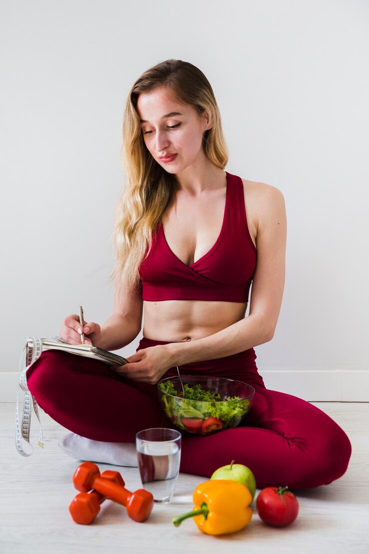 Photo Gratis diet concept with sport woman and healthy food
