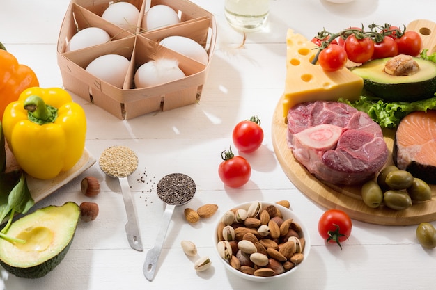 Dieta cetogénica baja en carbohidratos - selección de alimentos en la pared blanca