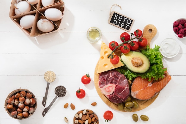 Foto gratuita dieta cetogénica baja en carbohidratos - selección de alimentos en la pared blanca