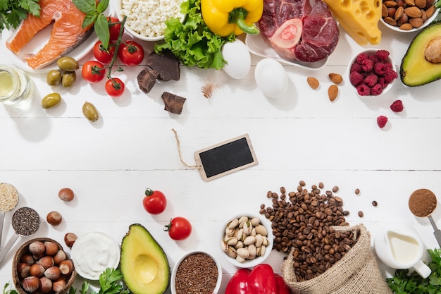 Dieta cetogénica baja en carbohidratos - selección de alimentos sobre fondo blanco.