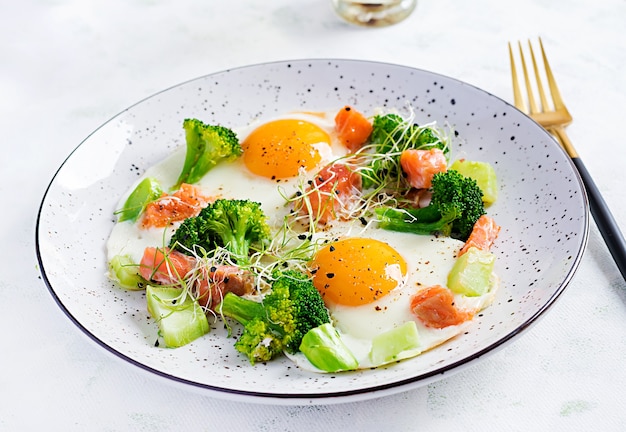 Dieta cetogénica / paleo. Huevos fritos, salmón, brócoli y microverdes. Desayuno keto. Desayuno tardío.