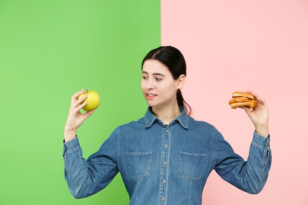 Dieta. Concepto de dieta. Comida sana y útil. Hermosa joven eligiendo entre frutas