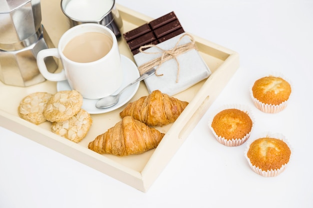 Diferentes alimentos frescos para el desayuno en el fondo blanco