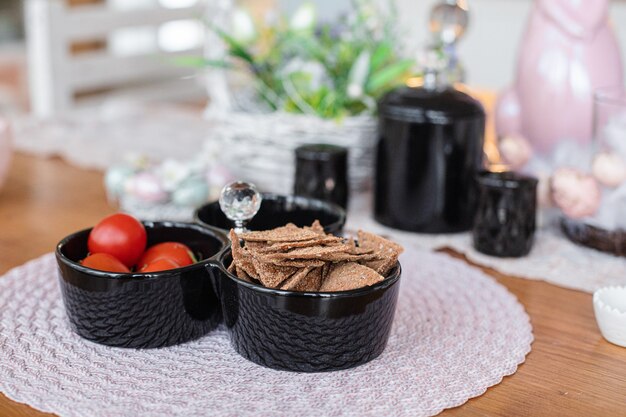 Diferentes aperitivos en los platos se encuentra en la mesa marrón de la cocina.