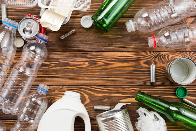 Diferentes botellas y basura para reciclar en mesa.