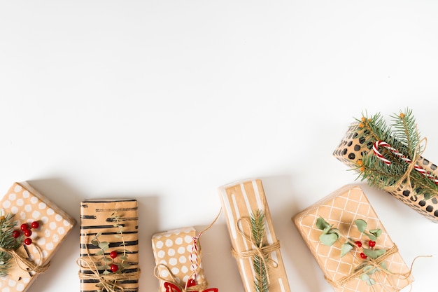 Foto gratuita diferentes cajas de regalo en mesa de luz.