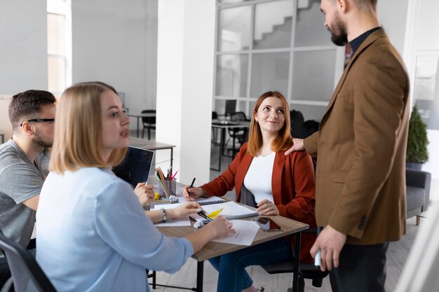 Diferentes compañeros de trabajo en una reunión de trabajo.