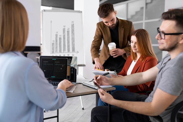 Foto gratuita diferentes compañeros de trabajo en una reunión de trabajo.