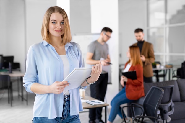 Diferentes compañeros de trabajo en una reunión.