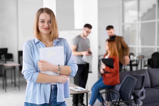 Diferentes compañeros de trabajo en una reunión.