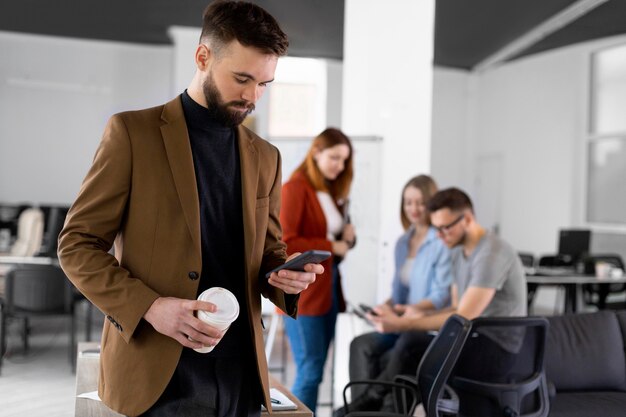 Diferentes compañeros de trabajo en una reunión.