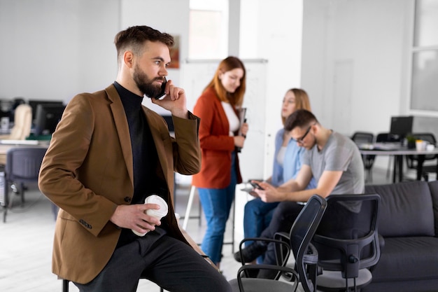 Diferentes compañeros de trabajo en una reunión.