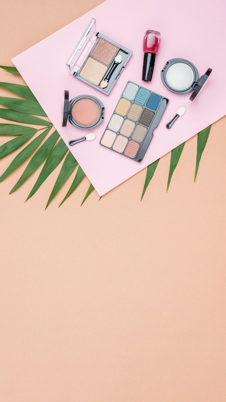 Foto gratuito diferentes cosméticos con espacio de copia sobre fondo beige