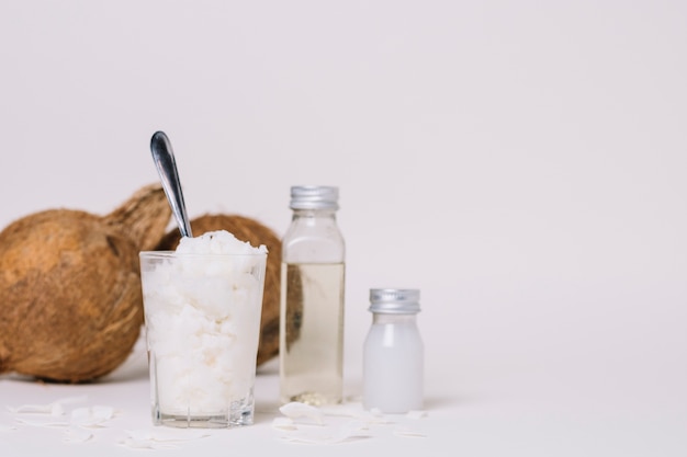 Diferentes formas de aceite de coco con espacio de copia