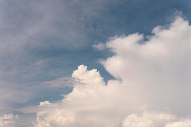 Foto gratuita diferentes formas de nubes blancas.