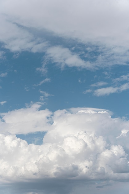 Diferentes formas de nubes en el cielo diurno.