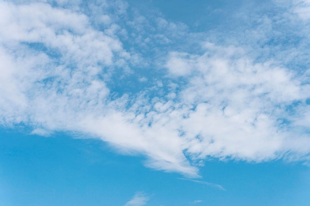 Diferentes formas de nubes en el cielo diurno.