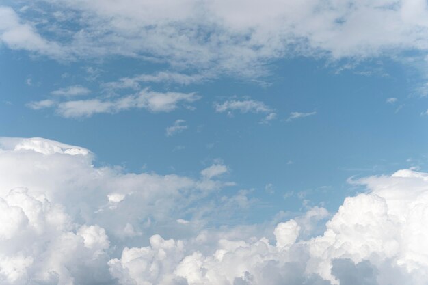 Diferentes formas de nubes en el cielo.