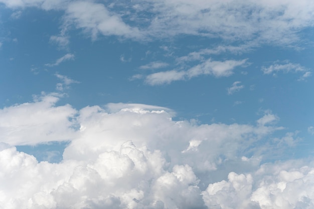 Diferentes formas de nubes en el cielo.